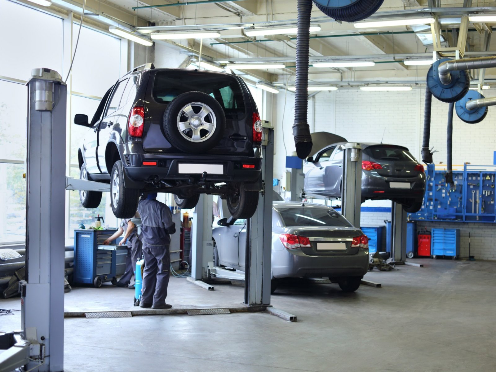 One mechanic represents a core; each car’s repair job represents a process.