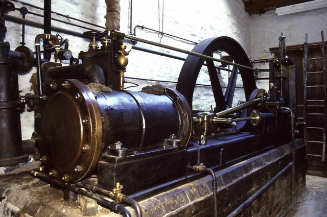 Stationary engine with cylinder, crank and flywheel