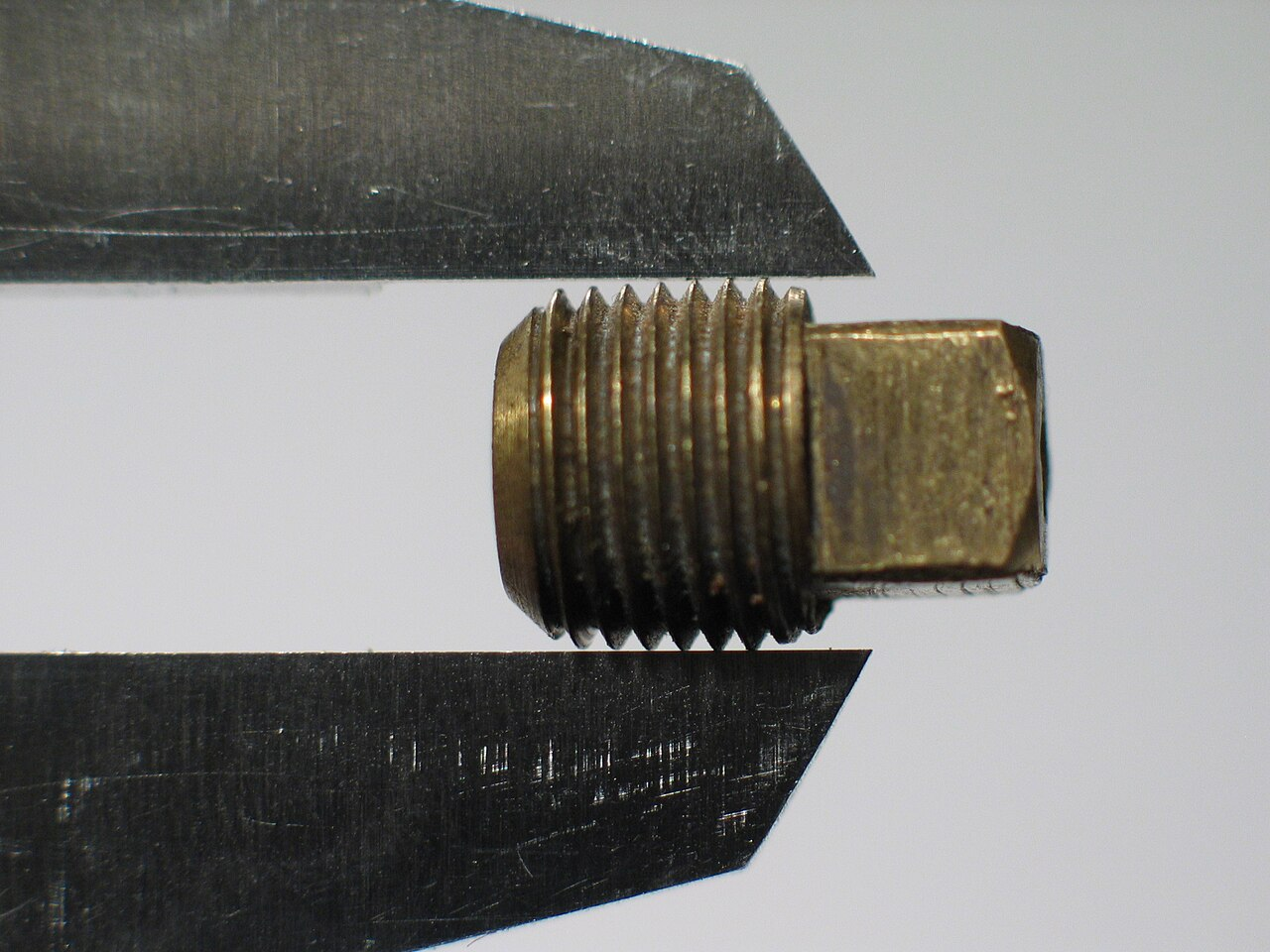 Tapered NPT pipe plug — Wikimedia Commons, CC BY-SA 3.0